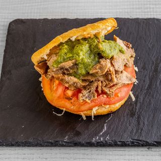 AREPA CON PERNIL