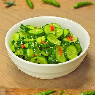 5  Салат из огурцов в чесночном соусе  蒜泥黄