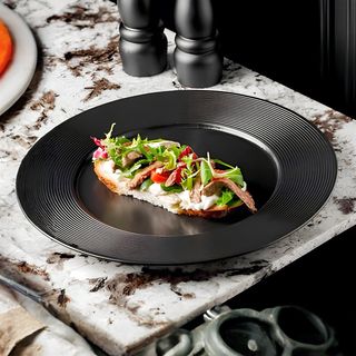 Bruschetă cu mușchiuleț de vită și sos tzatziki