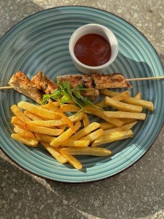 Шашличок з курки та фрі