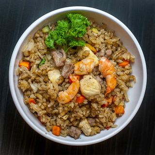 Yakimeshi de pollo