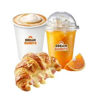 Croissant jambon-fromage, jus d'orange, une boisson chaude