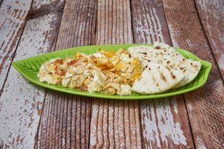 Huevos Pericos con arepa