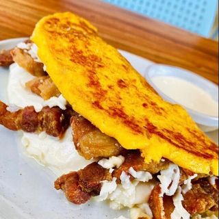 Cachapa Con Chicharrones y Queso Latino