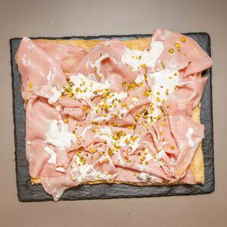Teglia Mortadella, stracciata e granella di pistacchio