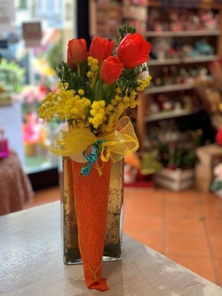 Cono di 5 Tulipani e Mimosa