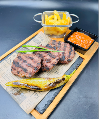 Тройка телешки кюфтета с гриловани зеленчуци и лютеница (500г)