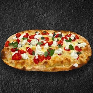 Mozzarella di bufala con pomodorini e basilico fresco