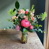 Arreglo jarrón vidrio rosa