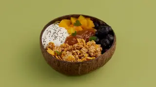 Domaći kranč sa borovnicom i breskvom