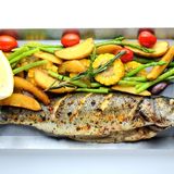 Целая рыба с овощами