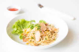 48. Пържени оризови спагети с пилешко месо и яйца (680г)