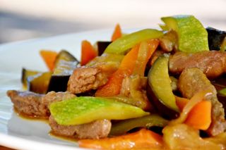 Свински късчета от бон филе със зеленчуци  (400г)