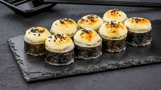 Рол Запечений з лососем (гострий)