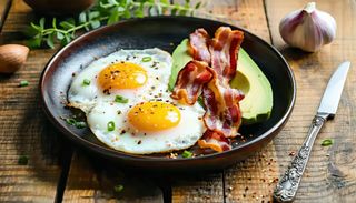 Ochiuri cu bacon si avocado