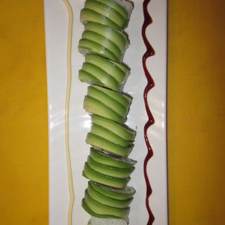 85-Uramaki Pez Mantequilla Y Wakame Envuelto En Aguacate (8 Pzs.)