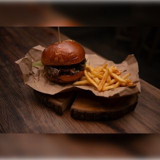 Бургер з томленою яловичиною (240/60г)