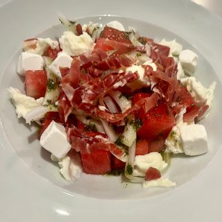 Ensalada de tomate con mozzarella, anchoa y picatostes