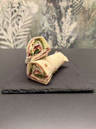 Prosciutto crudo, mozzarella, pomodoro & insalata