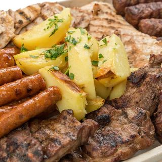 Platou mix grill cu cartofi pentru 2 persoane