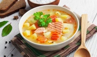 Уха з лососем і креветкою