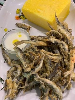 Hamsie prăjită cu mămăligă și mujdei