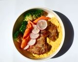 Pulpa de pui cu piure din talina, brocoli si morcov marinat