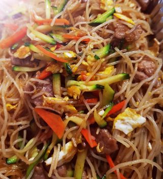 Spaghetti di riso con manzo piccante