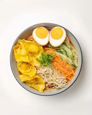 Makaron z Wontonami Wieprzowo-Grzybowymi w Sosie Chili