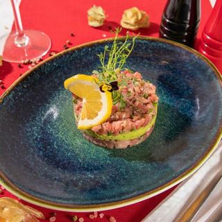 TARTAR DIN SOMON & SOMON FUMEE CU AVOCADO SI MAR VERDE 