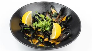 Midii proaspete (in cochilie) cu sos marinier