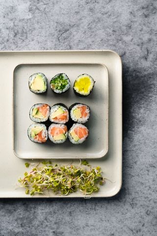 Hosomaki Węgorz z serkiem, rolka w tempurze, słodki sos kabayaki