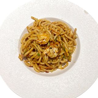 Yaki udon saltati con gamberi e verdure