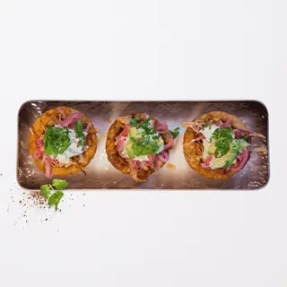 Cestas De Plátano Macho Rellenas De Hornado