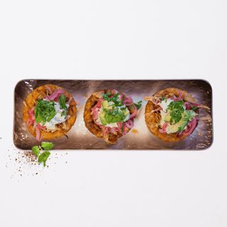 Cestas De Plátano Macho Rellenas De Hornado