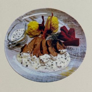 Muşchiuleţ de porc cu garnitura de cartofi,sos  piper verde si ardei copti 