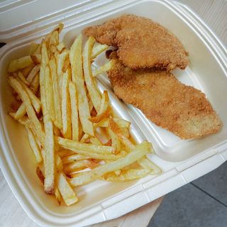 Pechuga Empanada con Patatas Fritas