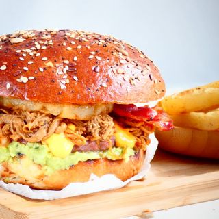 Hamburguesa Caribbean + Patatas Fritas Caseras
