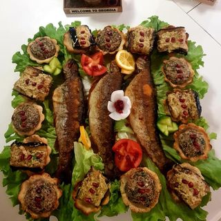 თევზის დაფა გარნირით