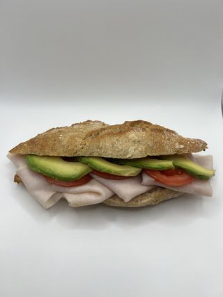 Galleguillo Multicereal Con Pavo, Tomate Y Aguacate
