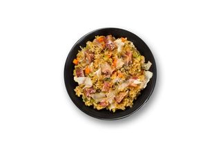 Wok arroz con atún, verduras y katsuobushi