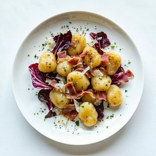 Gnocchi di patate con speck croccante, radicchio e gorgonzola dolce