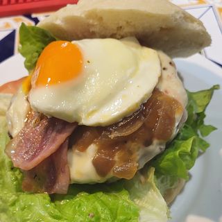 Hamburguesa De Buey Completa Con Huevo Y Bacon