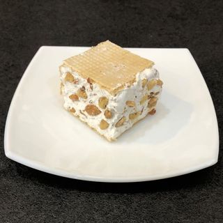 Nuga cu alune si nuci