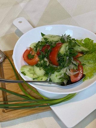 კიტრი, პომიდორის სალათა