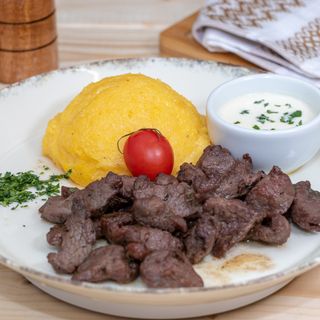 Pastrama de oaie la gratar cu mamaliguta si mujdei de usturoi