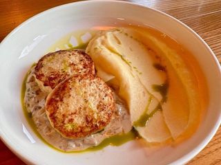 Курячі котлетки з грибним соусом та картопляним пюре (150/30g)