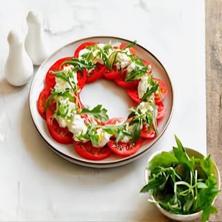 Салат с томатами и с сыром страчателла