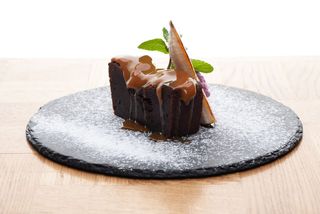 Брауні зі стаут карамеллю та морозивом (130/40г)