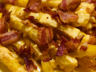 Patatine fritte con salsiccia e provola grande